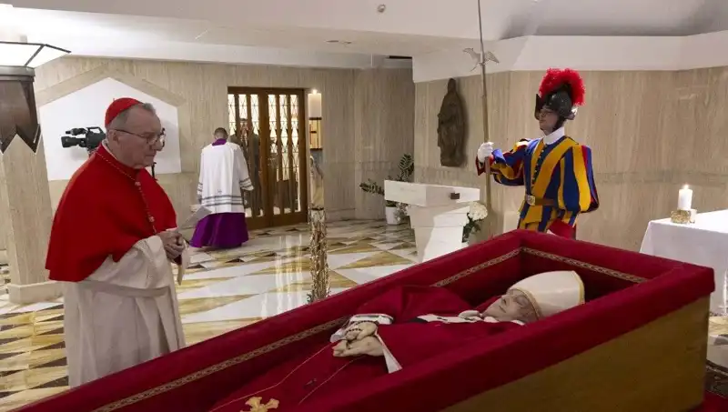 Papa’nın Tabutundaki Büyüleyici Fotoğraflar: Herkesin Konuştuğu Görüntüler