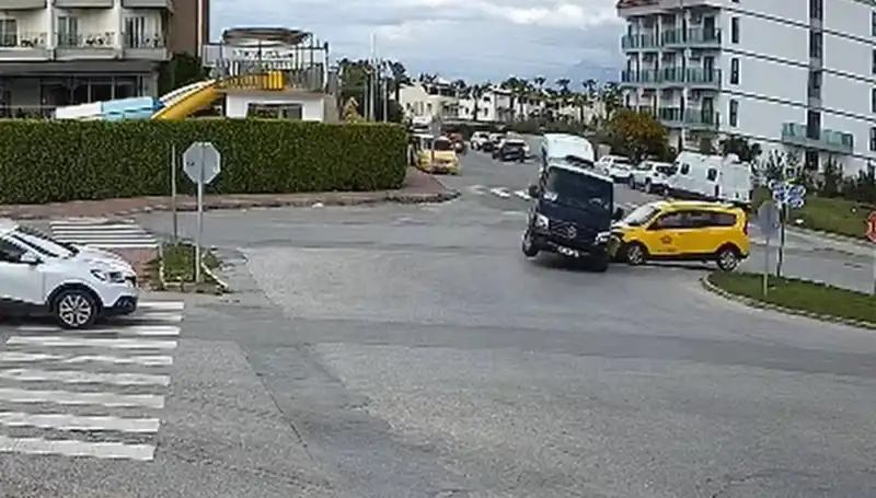 Kavşakta Feci Kaza: Minibüs ve Ticari Taksi Çarpıştı, Korkutan Görüntüler