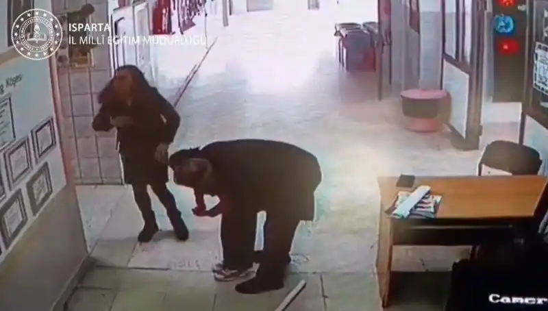 İlkokulda Şok Anlar: Öğretmen Heimlich Manevrası ile Öğrencisini Kurtardı!