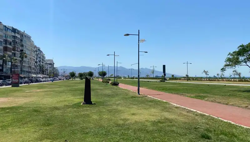 İzmir'de Sıcaklık Rekoru Kırıldı: Kordon ve Plajlar Boş Kalıyor