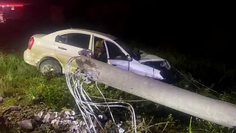 Betona Çarpan Araç Sürücüsü Hayat Mücadelesi Veriyor: Korkunç Kaza Detayları