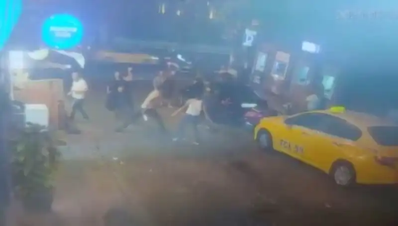 Beyoğlu’nda Kavga Çıktı: Kanlı Süreç Belgelendi!
