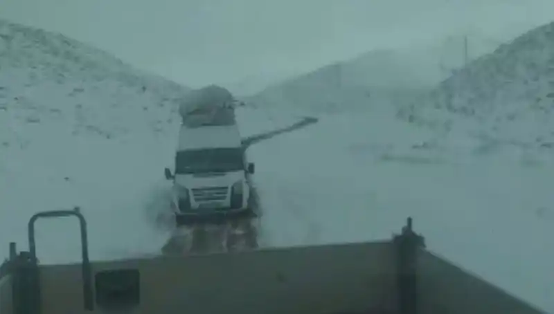 Siirt'te Karlı Yolda Mahsur Kalan 13 Kişi Kurtarıldı!