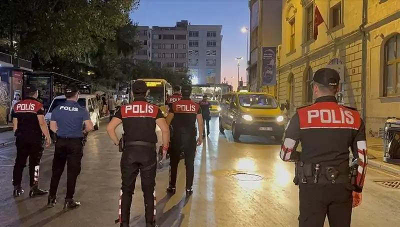 Megakentte 4 Saatlik Operasyonda Yüzlerce Gözaltı, Güvenlik Fırtınası Koptu